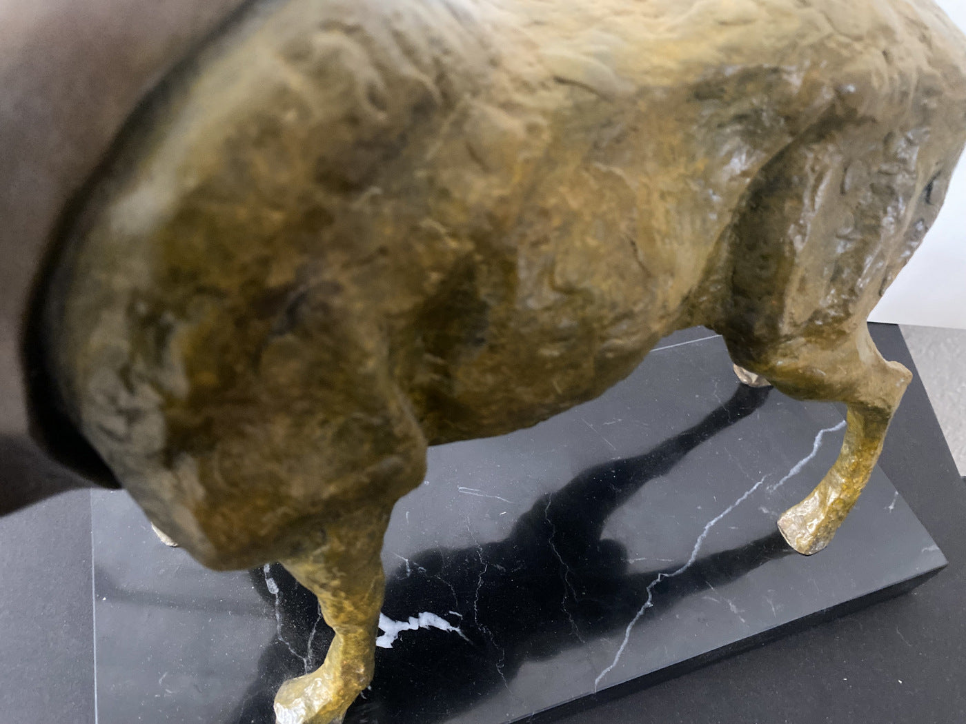 Élan en bronze à patine multicolore - signature de l'artiste sur socle en marbre