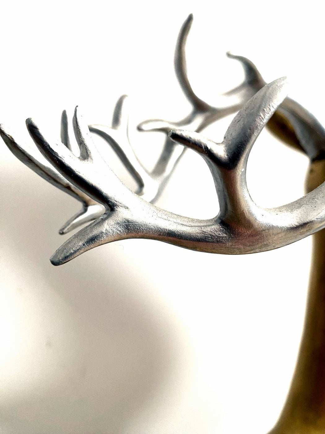 Bronze Hirsch mit Silbergeweih auf Marmorsockel signiert Milo
