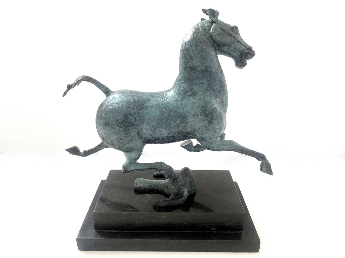 Bronzefigur das fliegende Pferd von Gansu in Bronze auf Marmorsockel