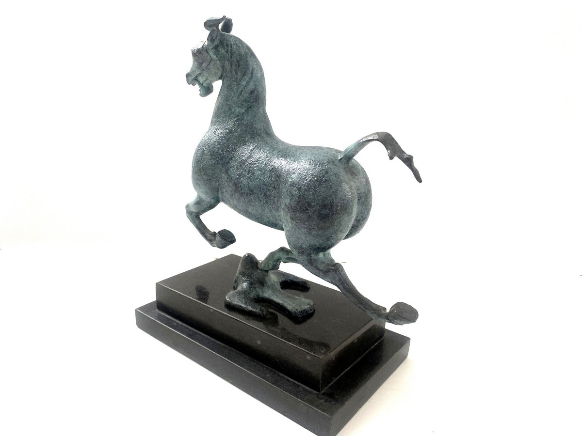 Bronzefigur das fliegende Pferd von Gansu in Bronze auf Marmorsockel