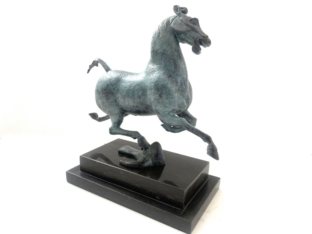 Bronzefigur das fliegende Pferd von Gansu in Bronze auf Marmorsockel