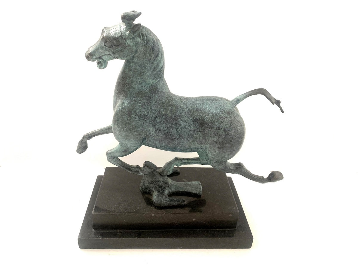 Bronzefigur das fliegende Pferd von Gansu in Bronze auf Marmorsockel