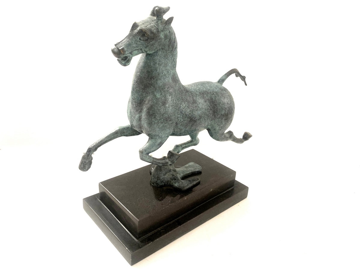 Bronzefigur das fliegende Pferd von Gansu in Bronze auf Marmorsockel