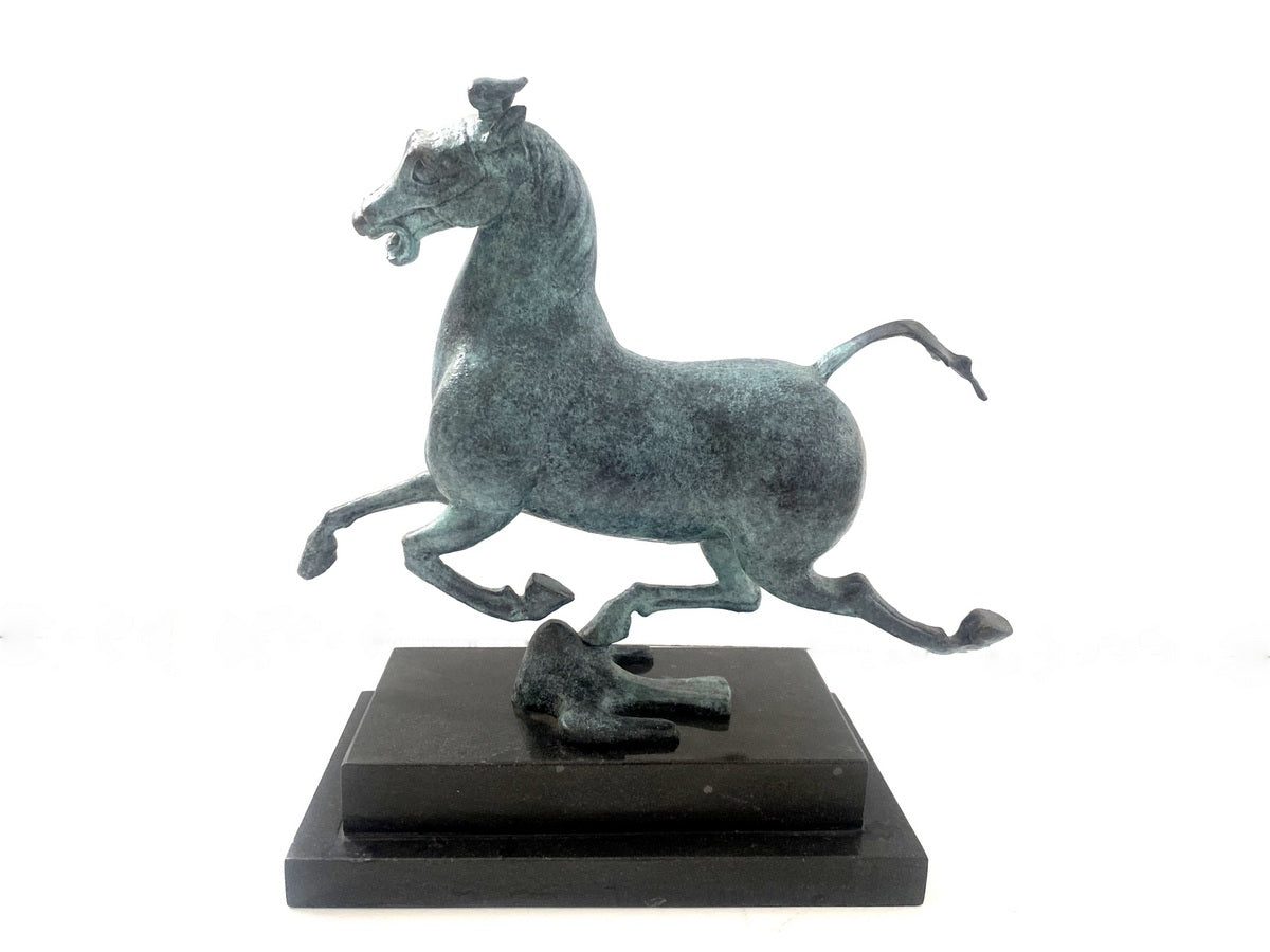 Bronzefigur das fliegende Pferd von Gansu in Bronze auf Marmorsockel