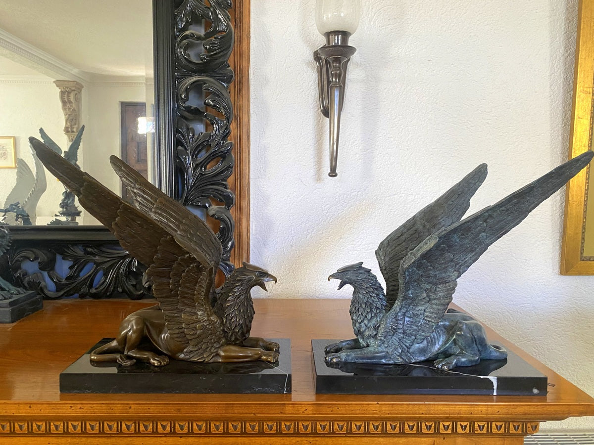 Prunkvoller Sitzender Bronze Greif auf Marmorplatte Handgefertigt