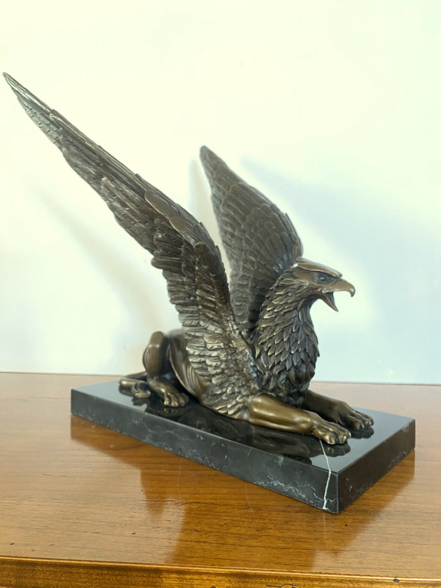 Prunkvoller Sitzender Bronze Greif auf Marmorplatte Handgefertigt