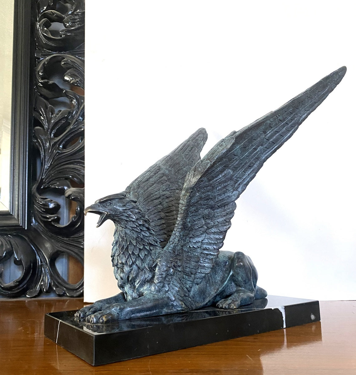 Prunkvoller sitzender Bronze Greif auf Marmorplatte