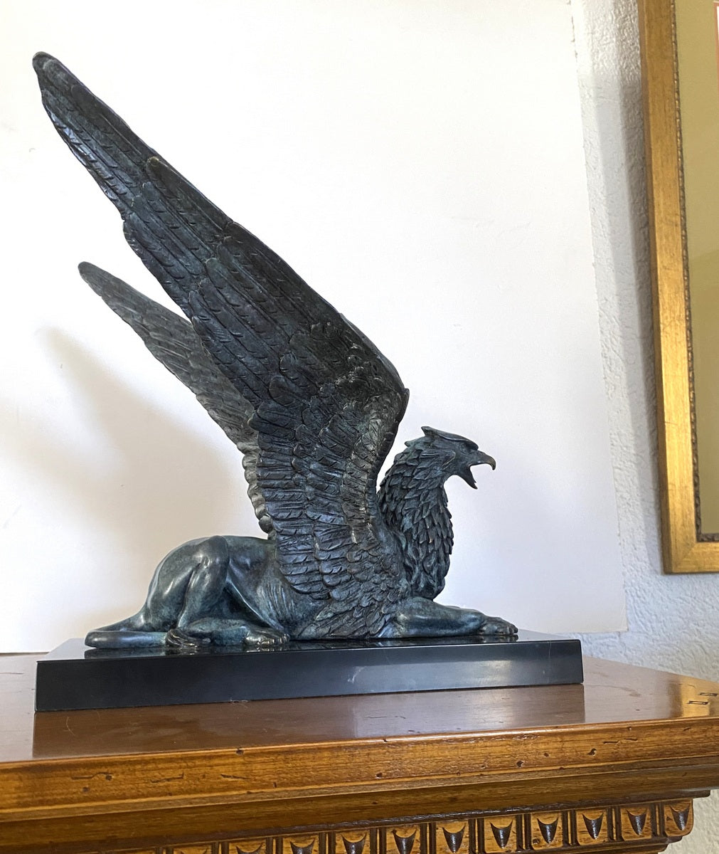 Prunkvoller sitzender Bronze Greif auf Marmorplatte