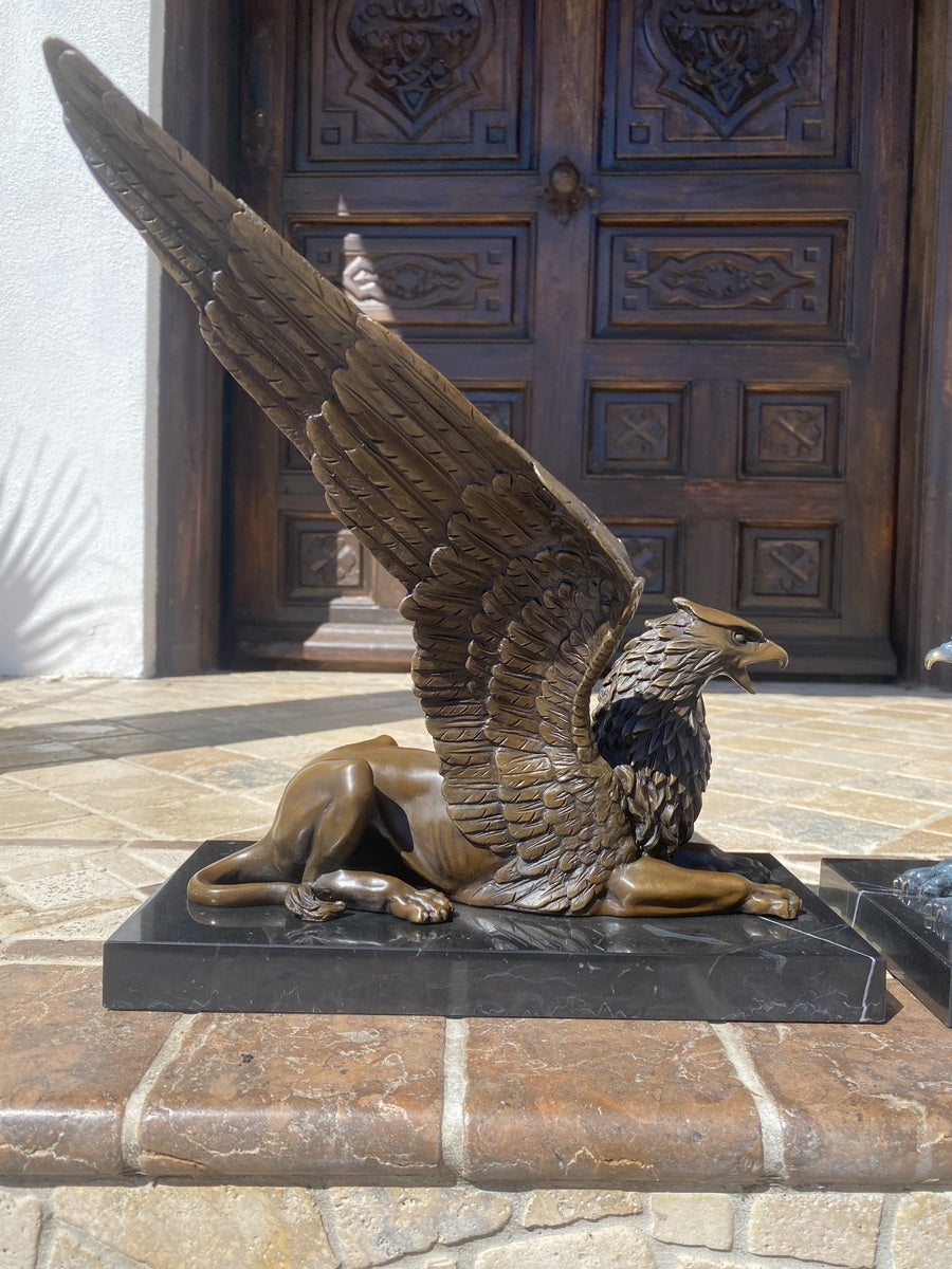 Prunkvoller Sitzender Bronze Greif auf Marmorplatte Handgefertigt