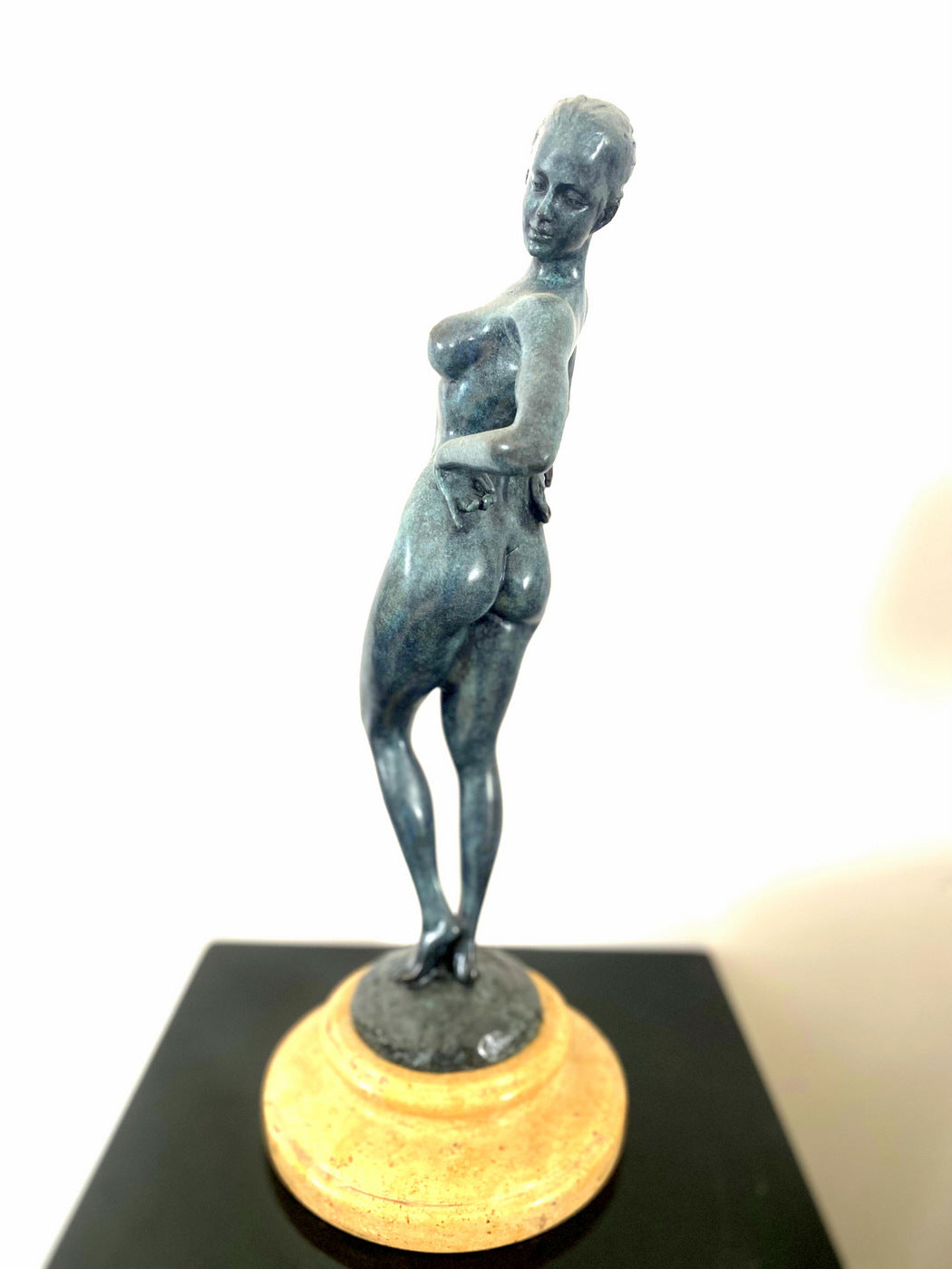 Bronze figure - Bronze nude signed Raymondo on marble base