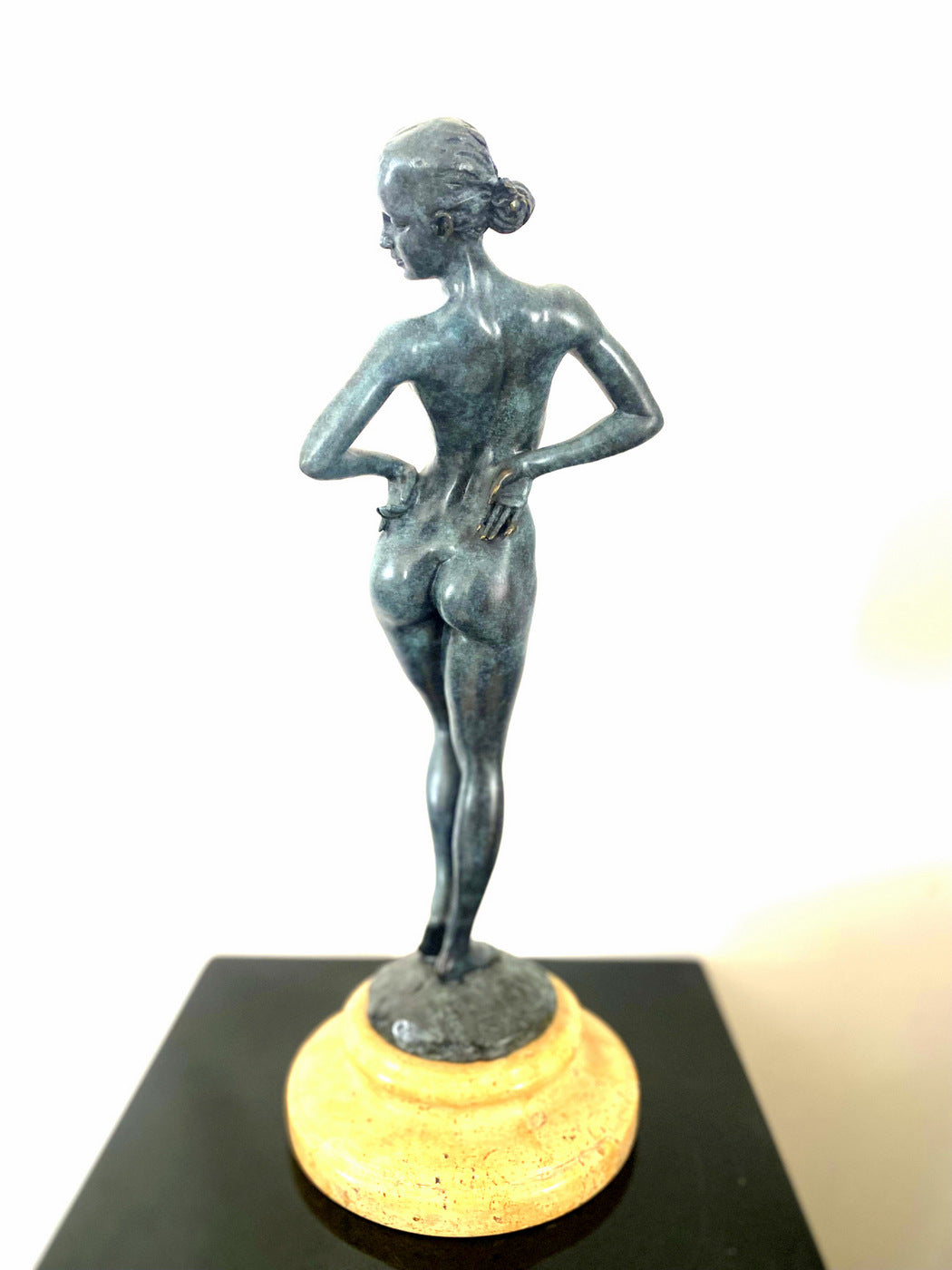 Bronze figure - Bronze nude signed Raymondo on marble base