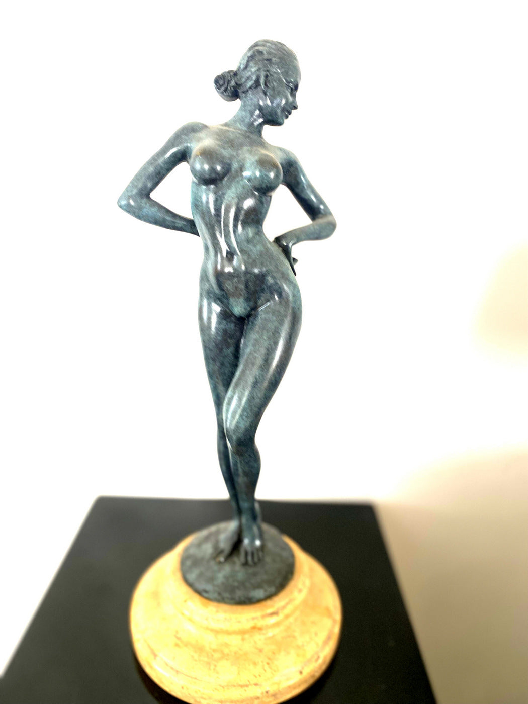 Bronze figure - Bronze nude signed Raymondo on marble base