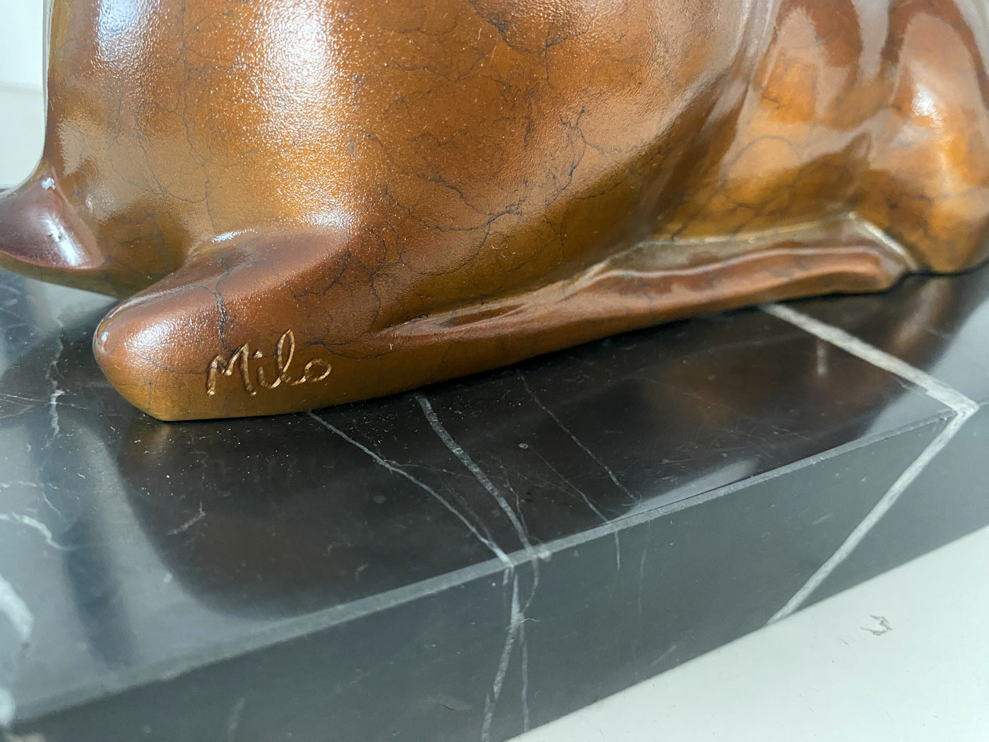 Tierfigur in Bronze -Bronzefigur - Hirsch auf Marmorplattel signiert Milo