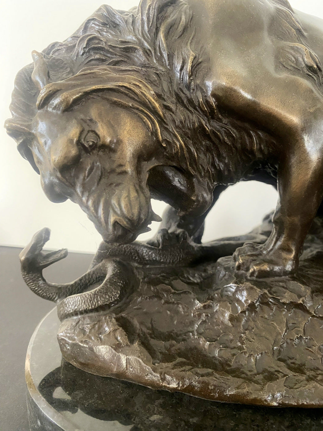 Figure animalière lion en bronze avec serpent signée Barye sur socle en marbre