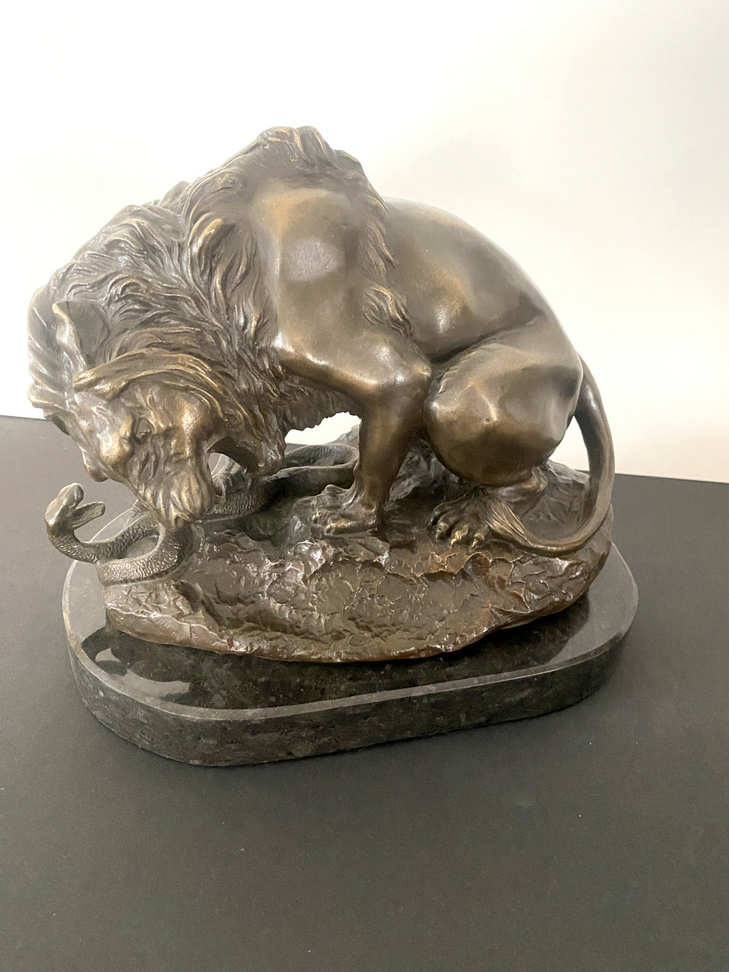 Figure animalière lion en bronze avec serpent signée Barye sur socle en marbre