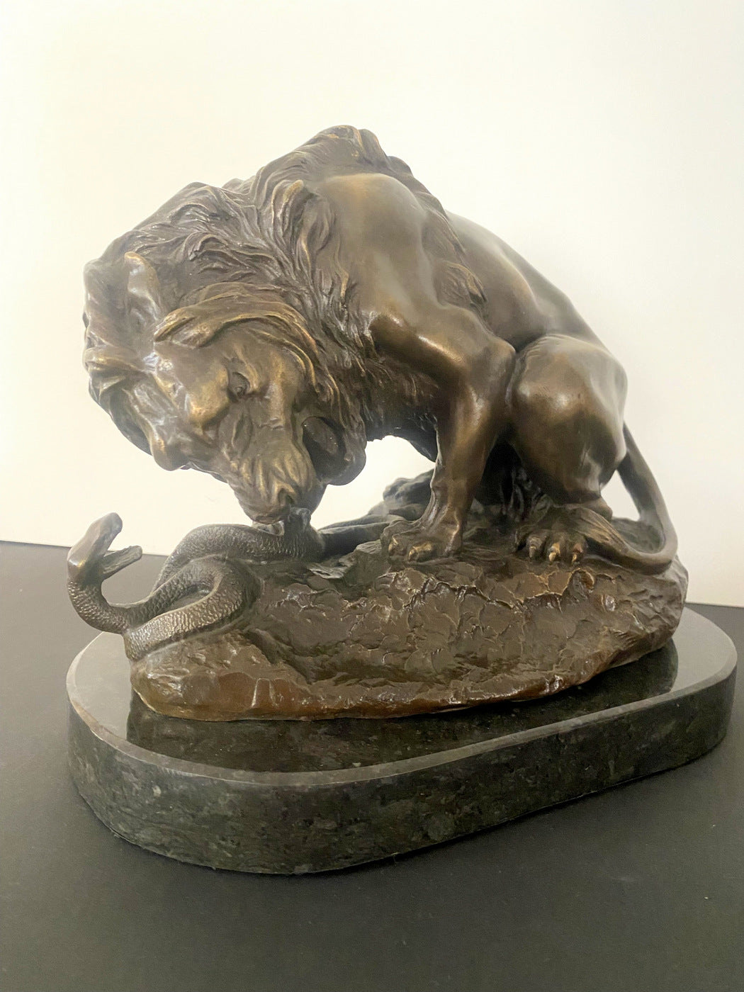 Figure animalière lion en bronze avec serpent signée Barye sur socle en marbre