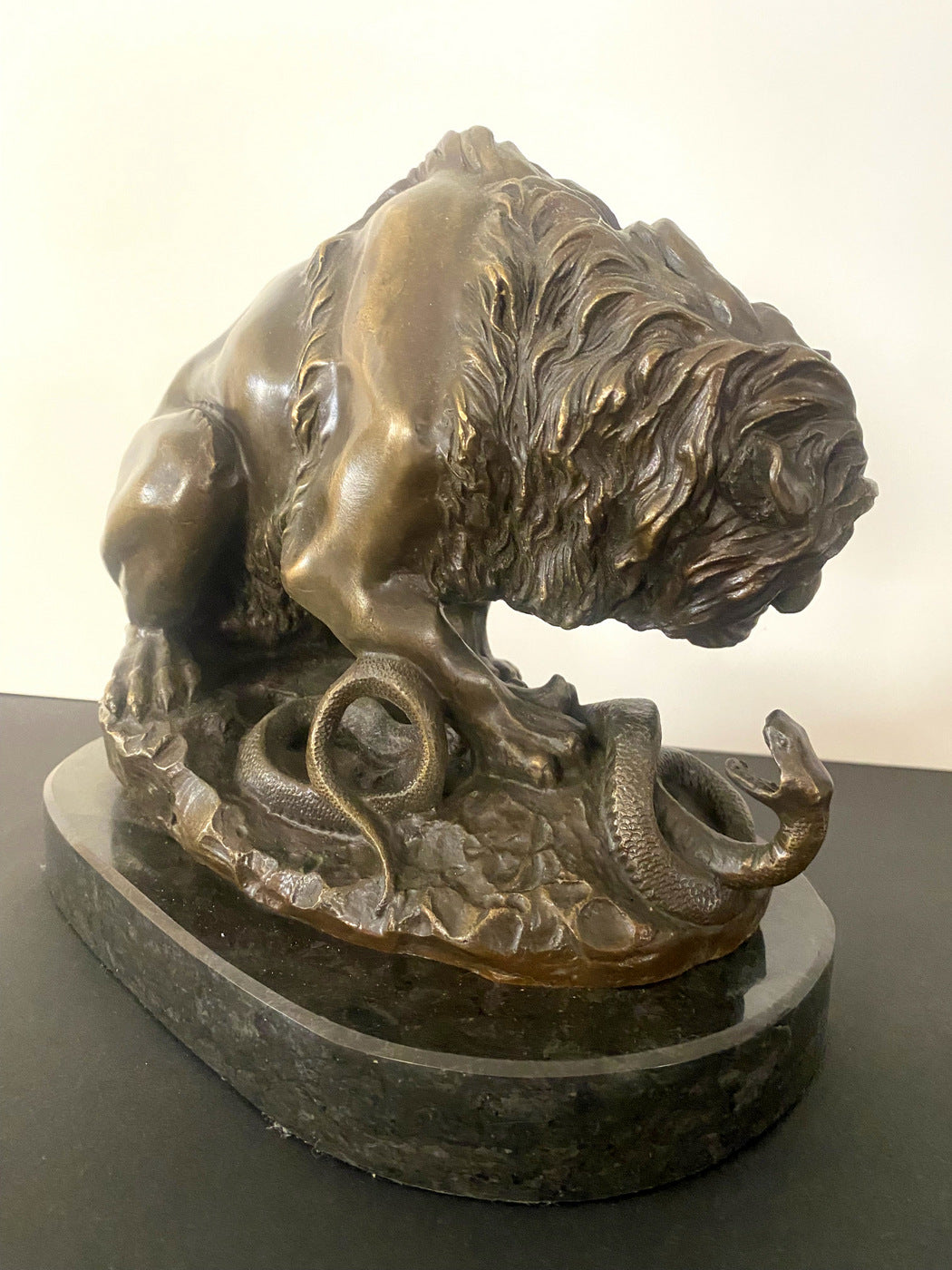 Figure animalière lion en bronze avec serpent signée Barye sur socle en marbre
