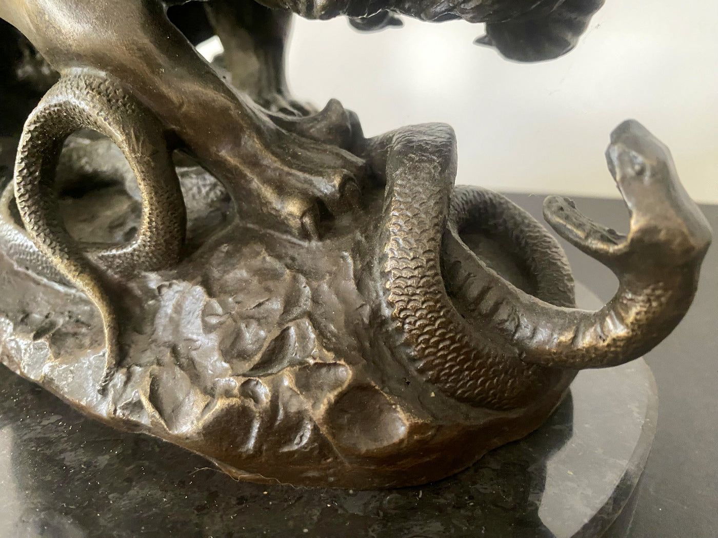 Figure animalière lion en bronze avec serpent signée Barye sur socle en marbre