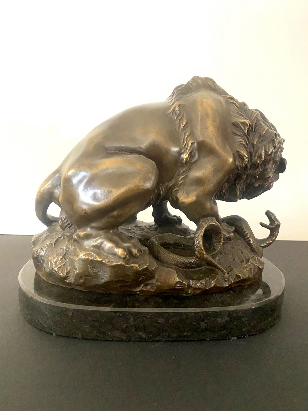 Figure animalière lion en bronze avec serpent signée Barye sur socle en marbre