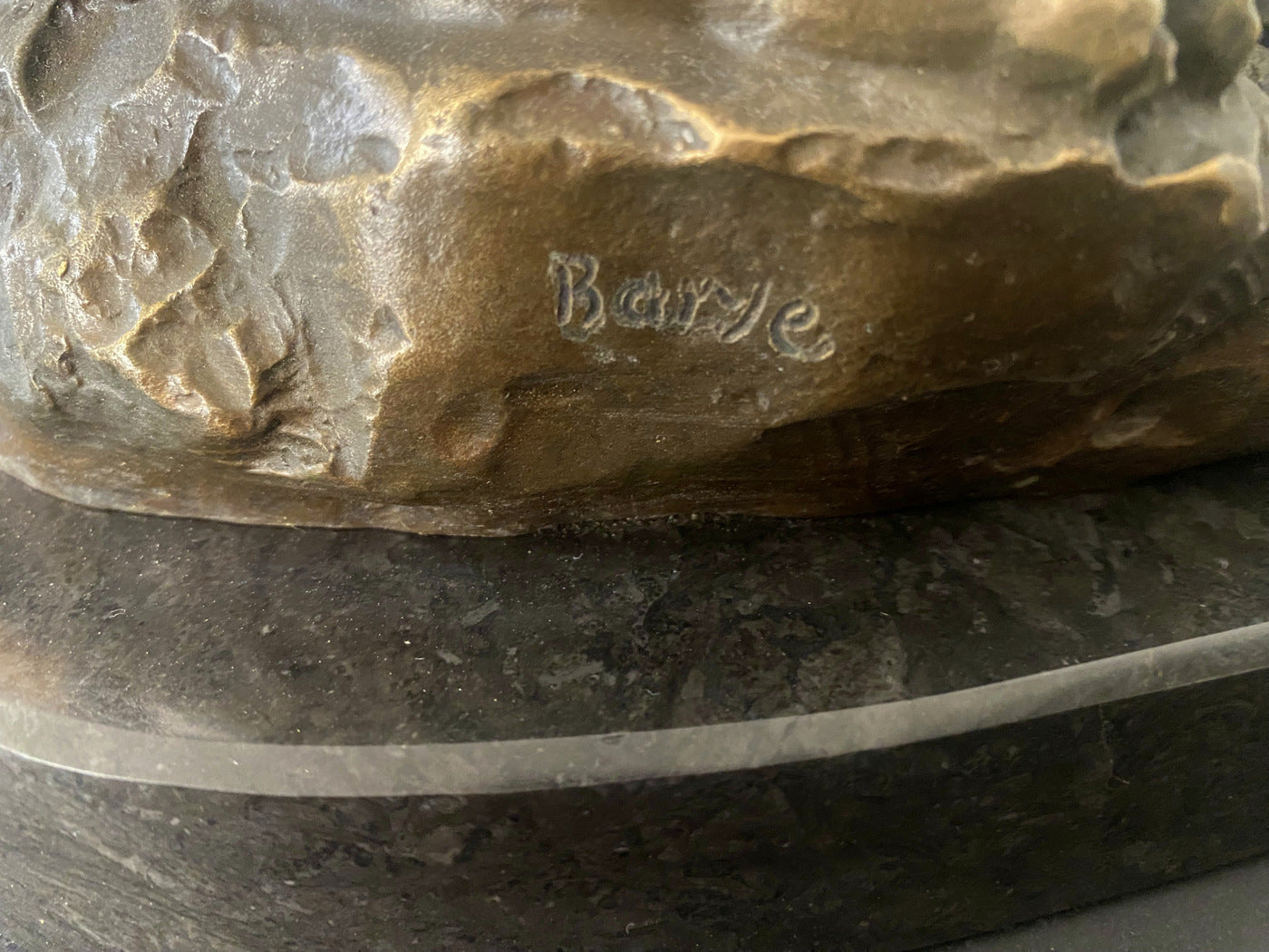 Figure animalière lion en bronze avec serpent signée Barye sur socle en marbre