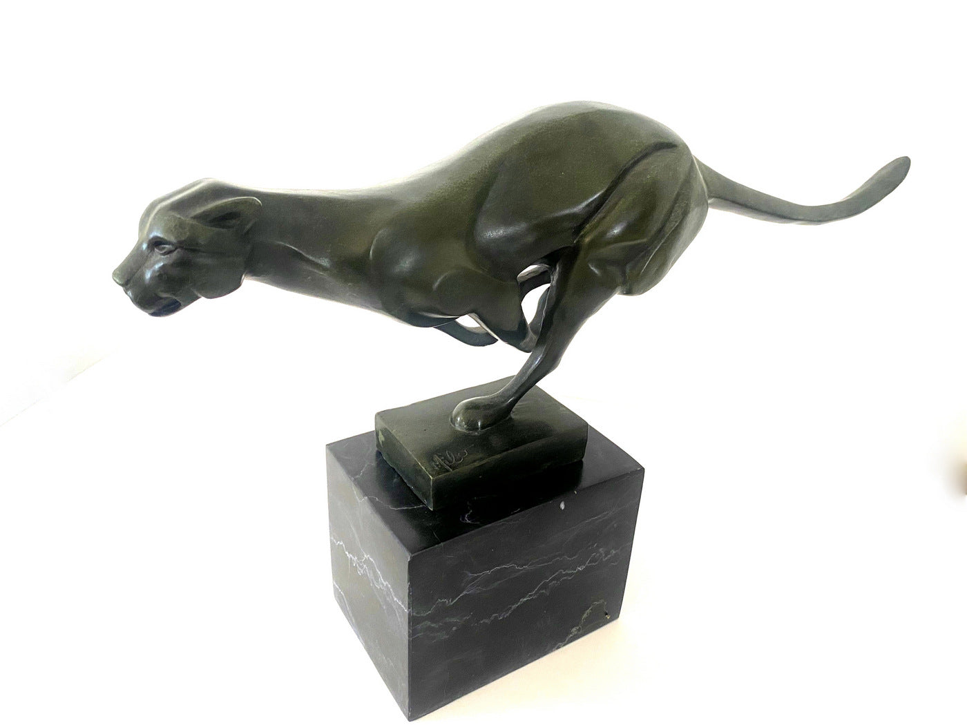Bronze Raubkatze im Sprint auf Marmorsockel mit Künstlersignatur