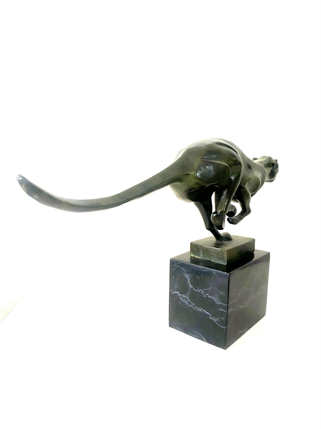 Bronze Raubkatze im Sprint auf Marmorsockel mit Künstlersignatur