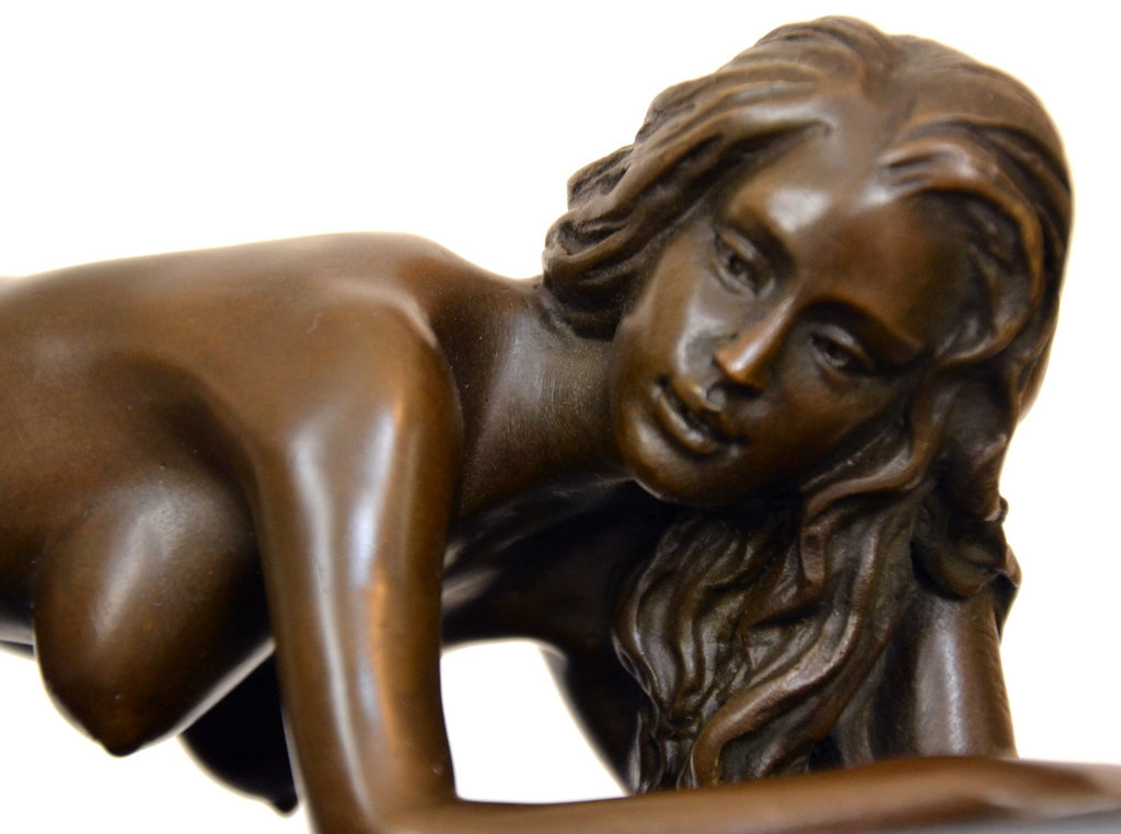 Art élégant en bronze nu signé Raymondo sur socle en marbre