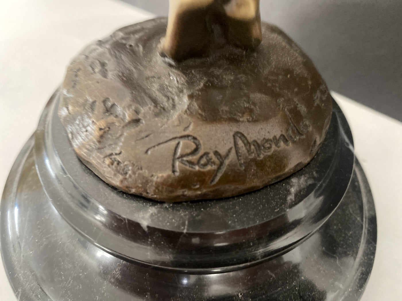 Stilvolle Bronzefigur - Bronze Akt signiert Raymondo auf Marmorsockel