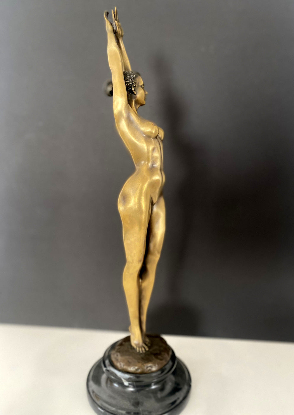 Stilvolle Bronzefigur - Bronze Akt signiert Raymondo auf Marmorsockel