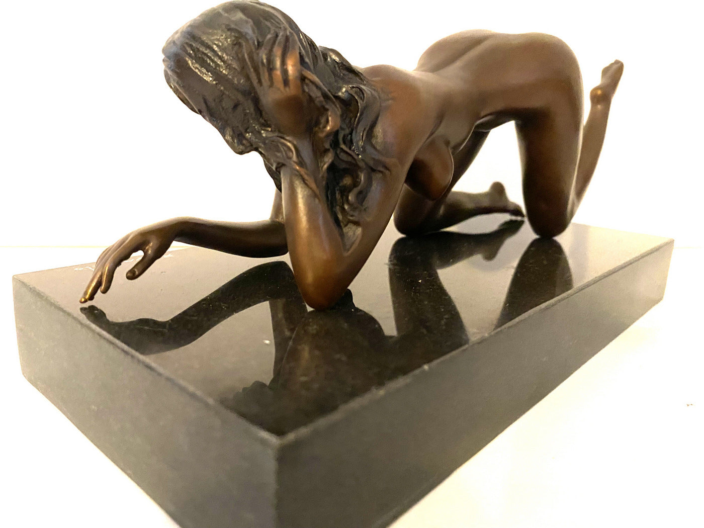 Art élégant en bronze nu signé Raymondo sur socle en marbre