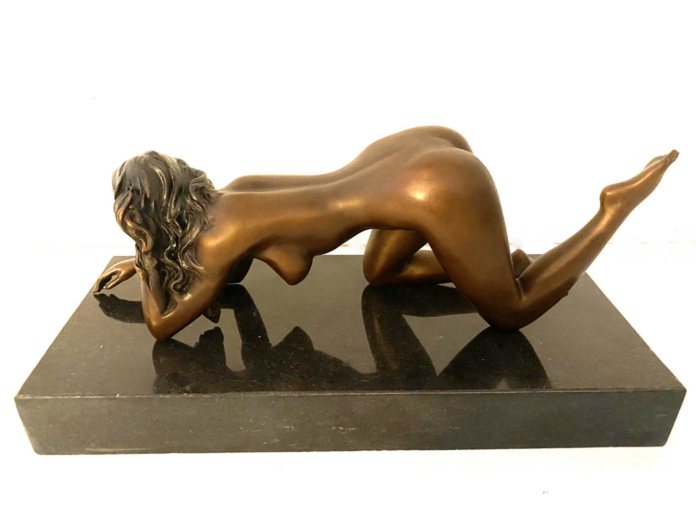 Art élégant en bronze nu signé Raymondo sur socle en marbre