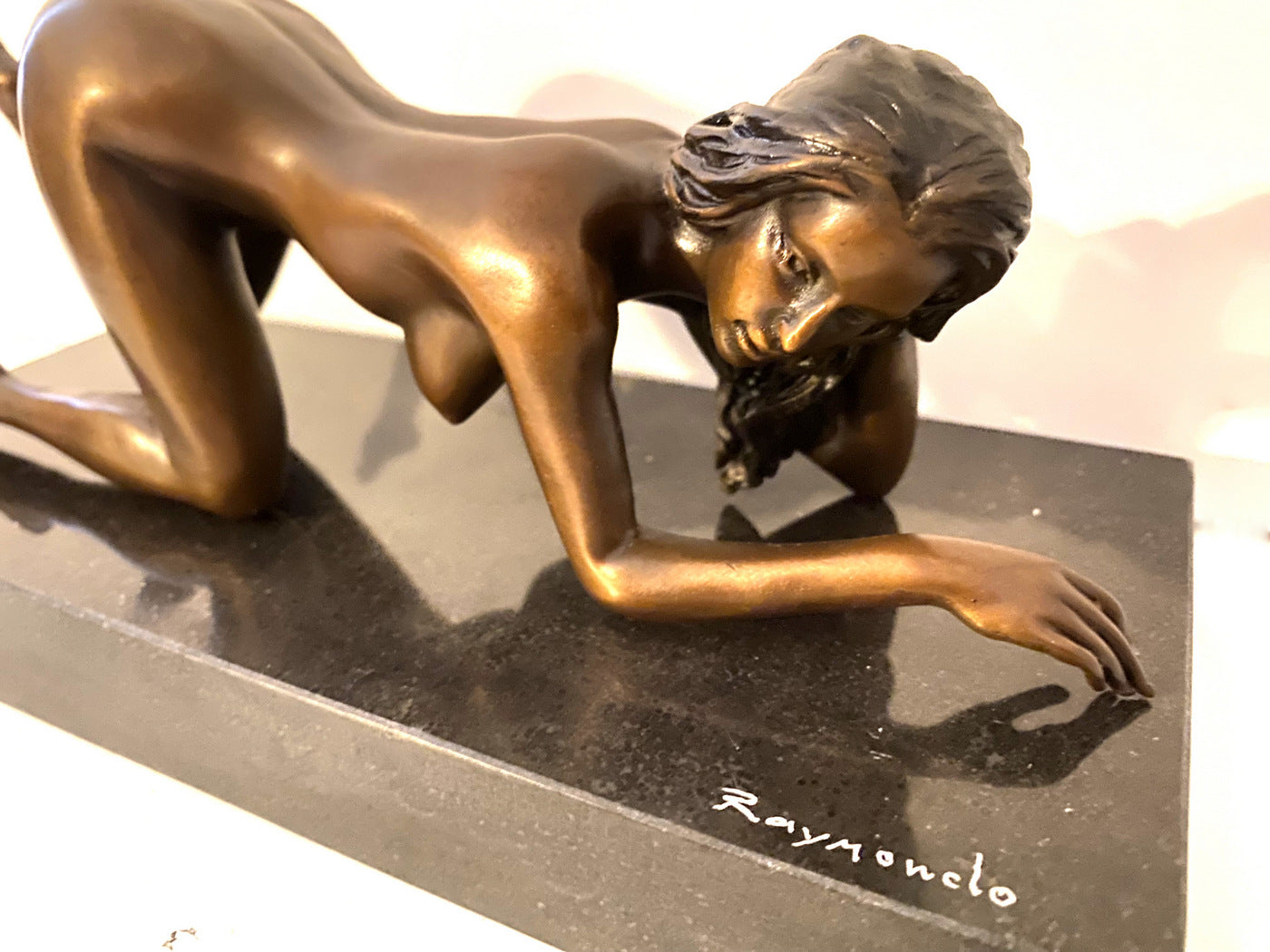 Art élégant en bronze nu signé Raymondo sur socle en marbre