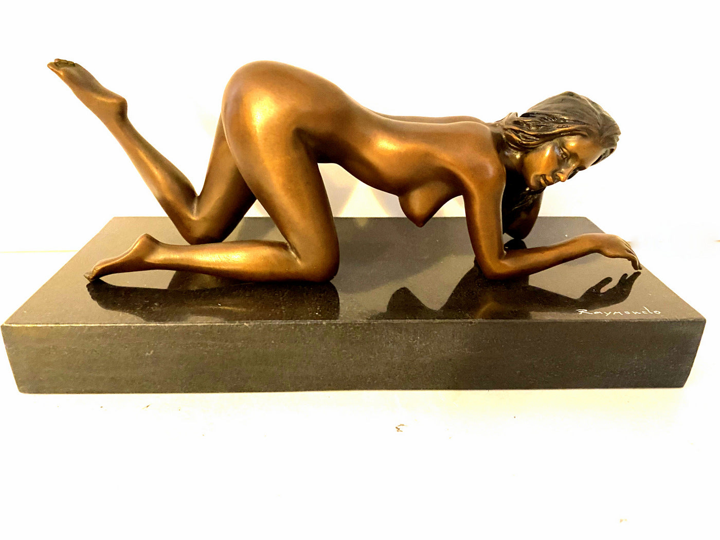 Art élégant en bronze nu signé Raymondo sur socle en marbre