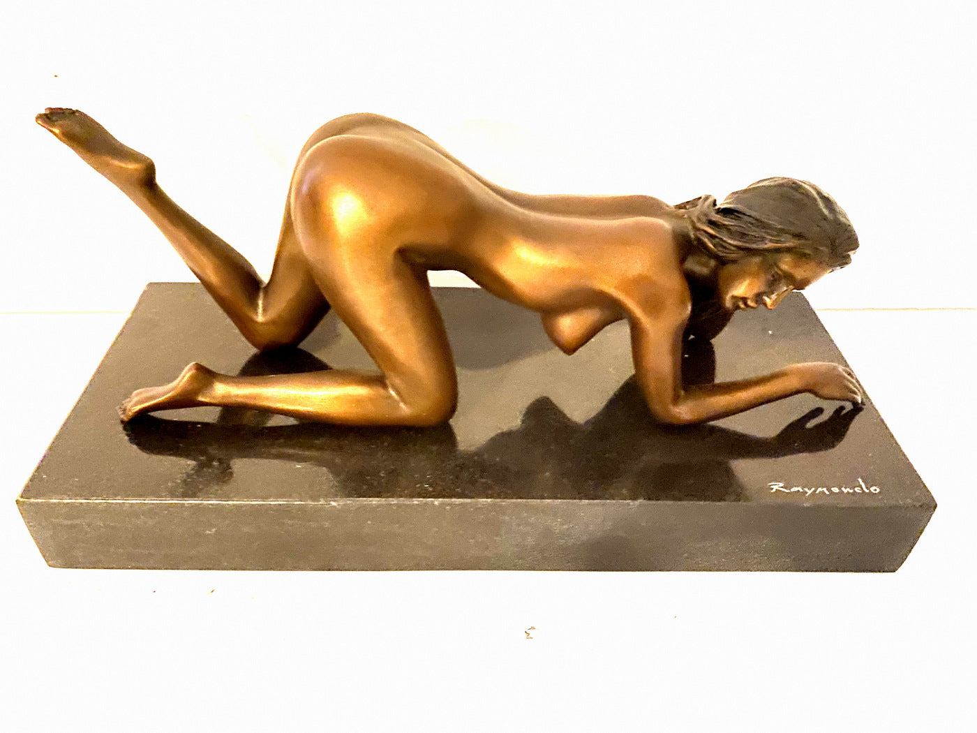 Art élégant en bronze nu signé Raymondo sur socle en marbre