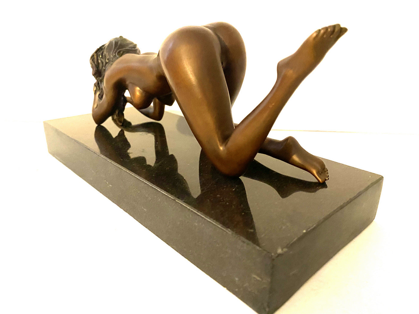 Art élégant en bronze nu signé Raymondo sur socle en marbre