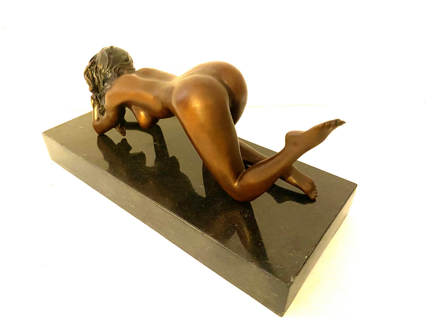 Art élégant en bronze nu signé Raymondo sur socle en marbre