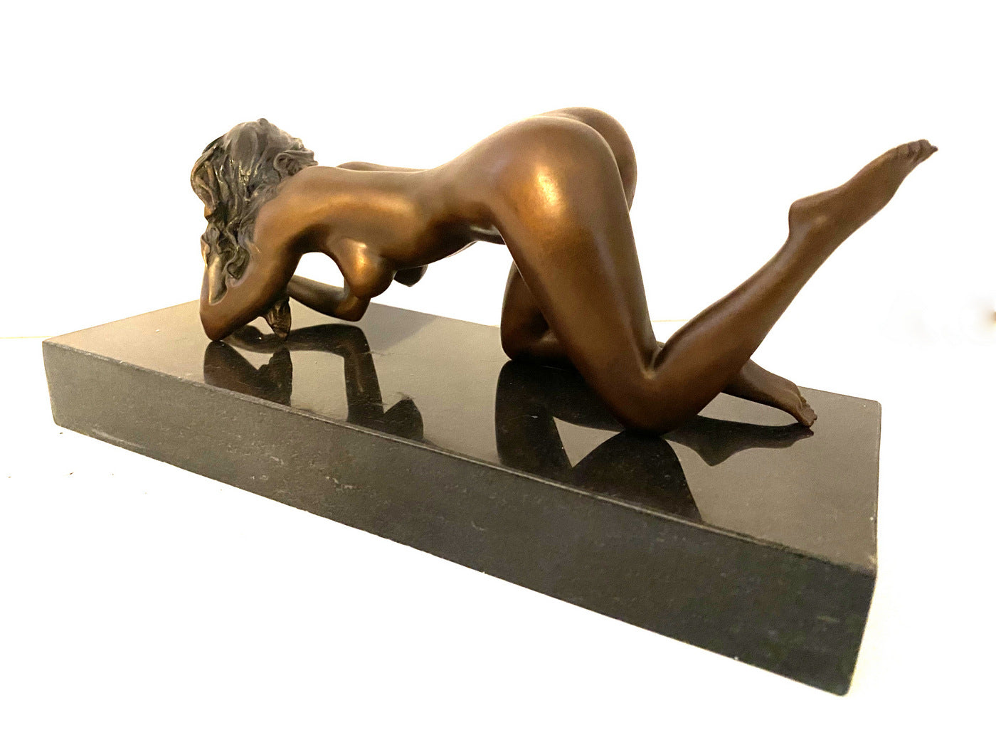 Art élégant en bronze nu signé Raymondo sur socle en marbre