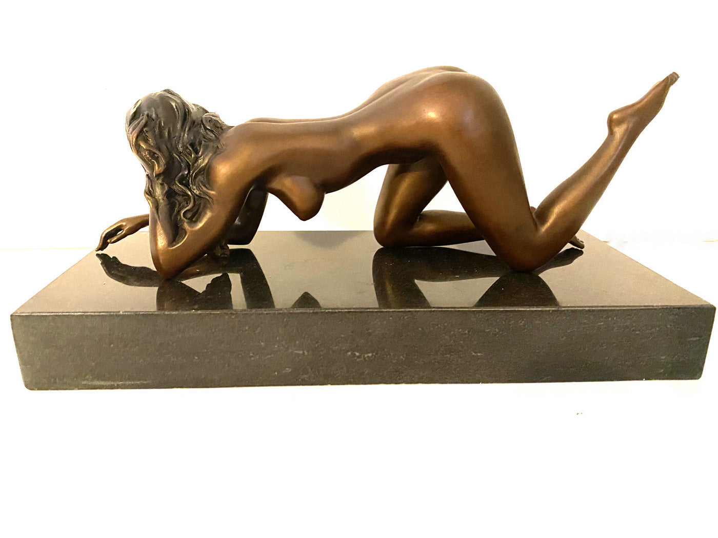 Art élégant en bronze nu signé Raymondo sur socle en marbre