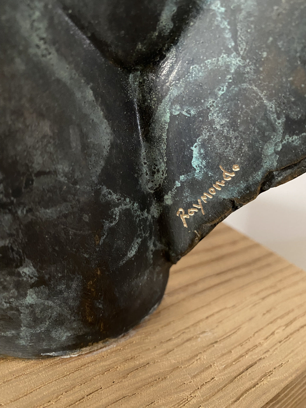 Bronzeskulptur - Moderne Kunst Bronze Akt auf Eichen Sockel signiert Raymondo
