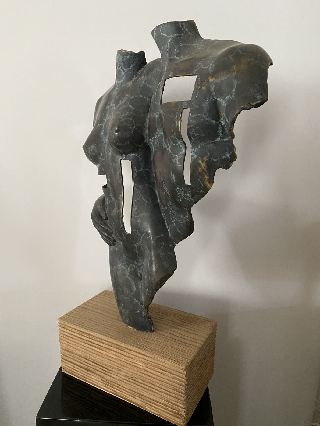 Bronzeskulptur - Moderne Kunst Bronze Akt auf Eichen Sockel signiert Raymondo