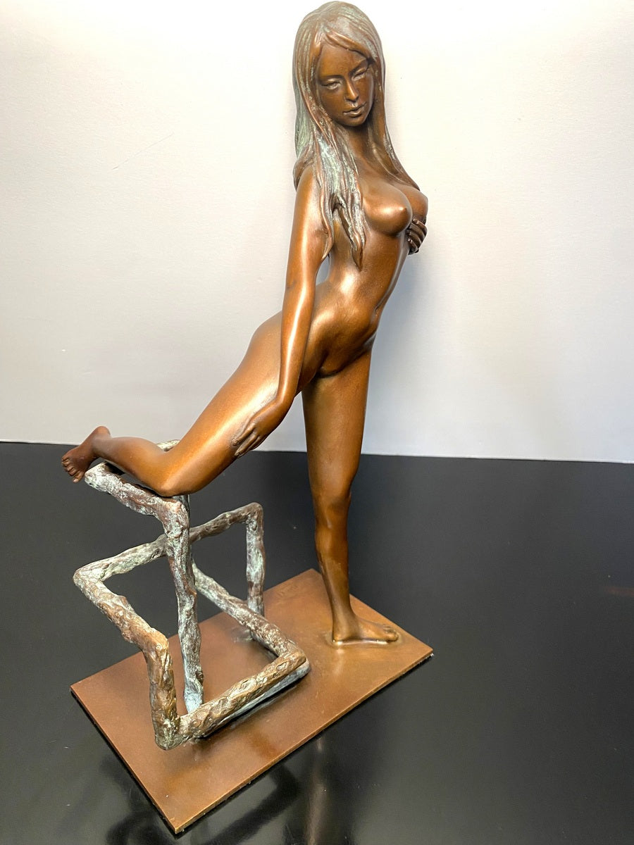 Stilvolle Künstler Bronze Akt auf gemetrischer Abstraktion signiertRaymondo