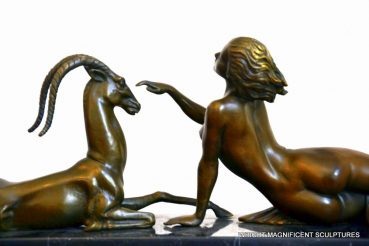 Figure en bronze - Nu Art Déco à la gazelle signée Fayral sur socle en marbre