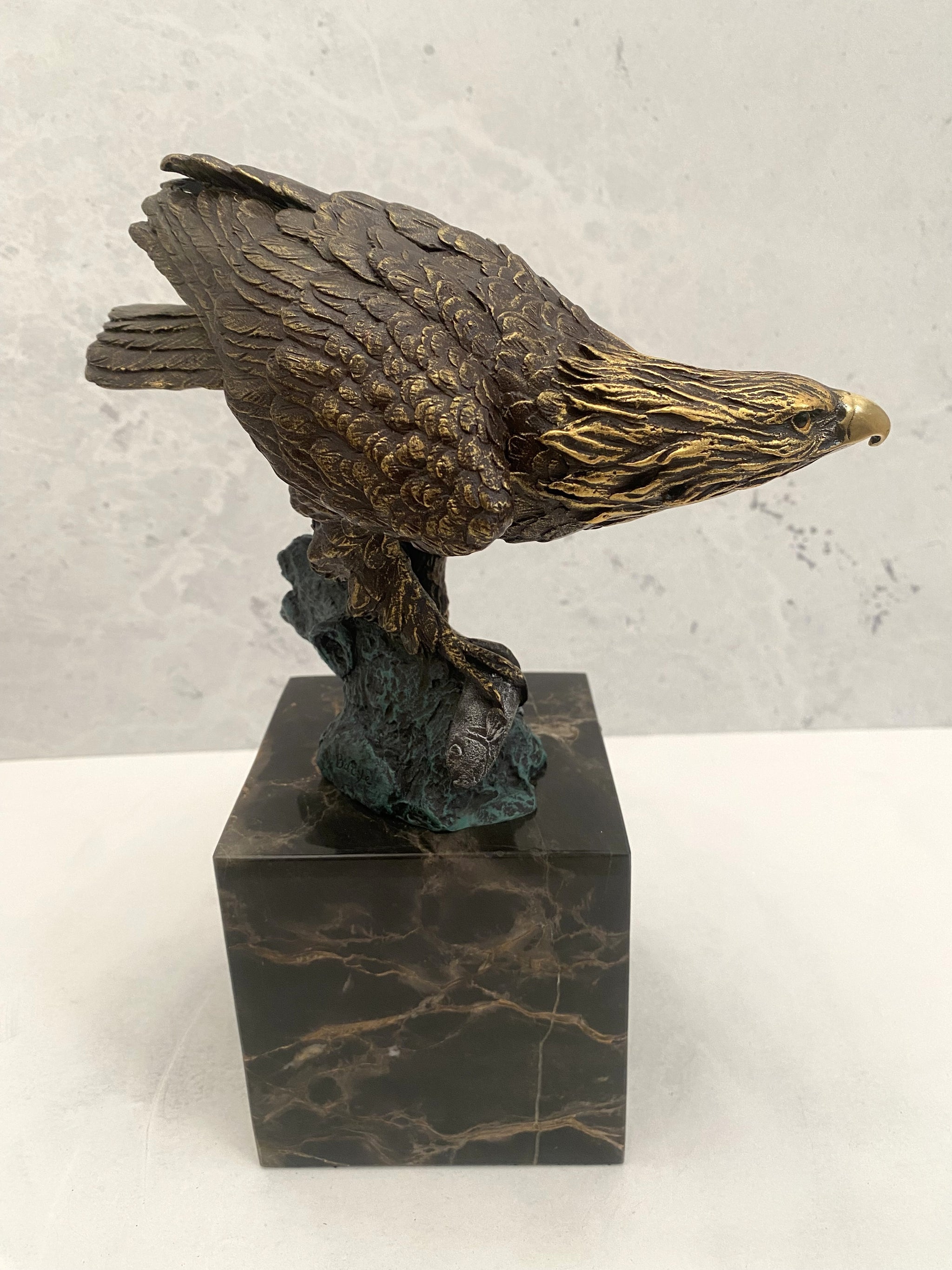 Bronzefigur-Tierfigur-Bronze Adler auf Marmorsockel mit Künstlersignatur