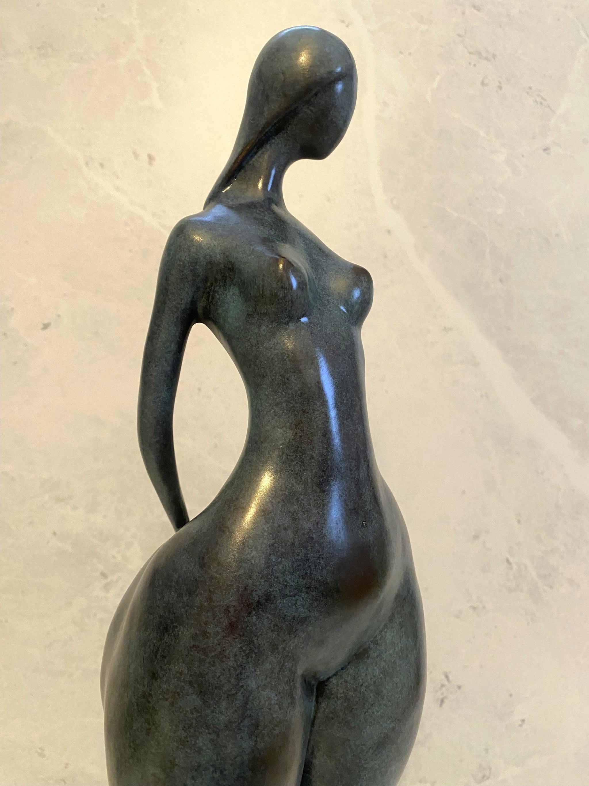 Bronzefigur-72 cm hoher Bronze Akt von Milo mit Künstlersignatur auf Marmorsockel