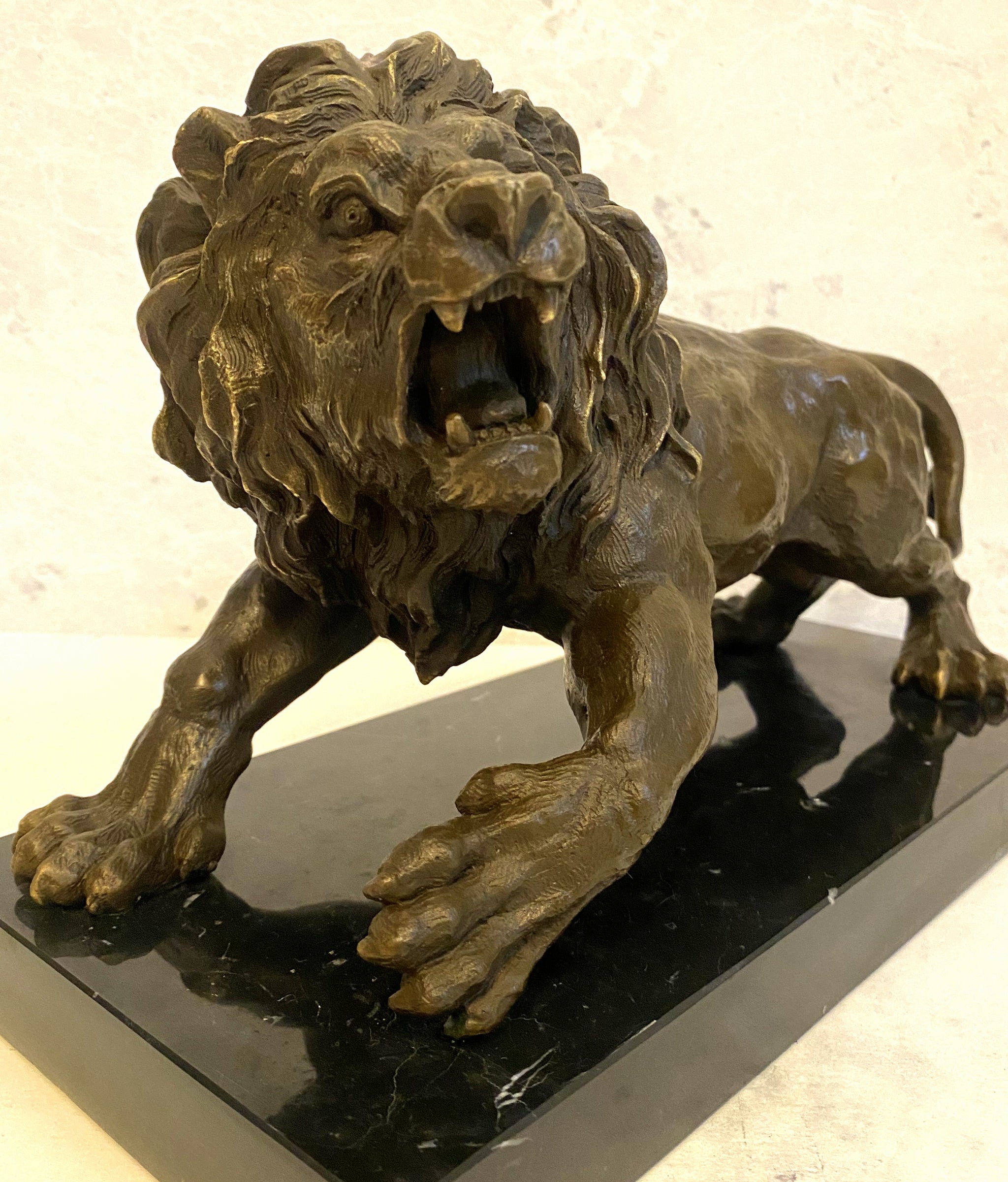 Tierfigur -Bronzefigur Majestätischer Löwe auf Marmorsockel mit Künstlersignatur