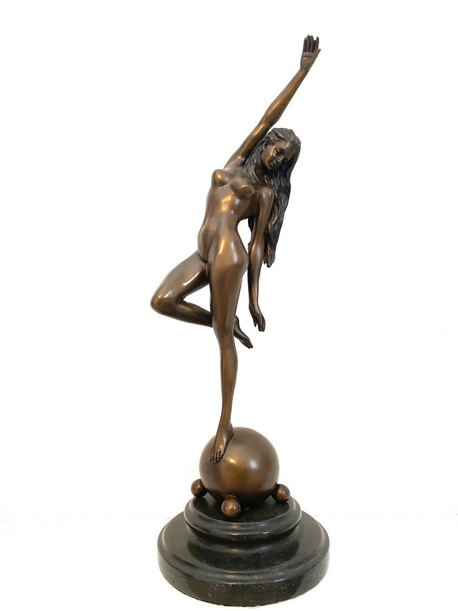 Bronzefigur Bronze Akt von Raymondo mit Künstlersignatur auf Marmorsockel