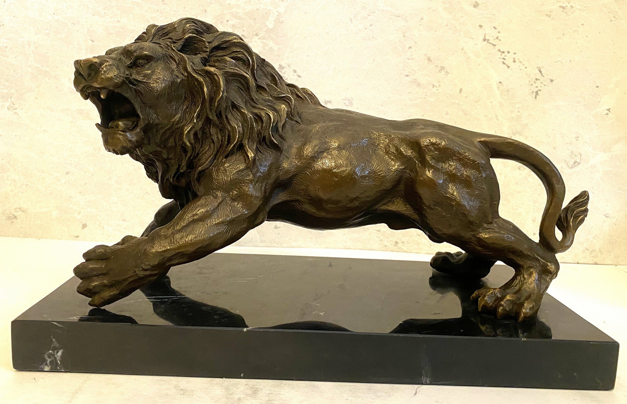 Tierfigur -Bronzefigur Majestätischer Löwe auf Marmorsockel mit Künstlersignatur