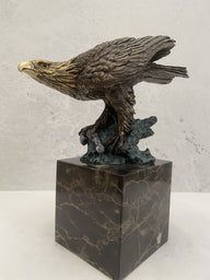 Bronzefigur-Tierfigur-Bronze Adler auf Marmorsockel mit Künstlersignatur