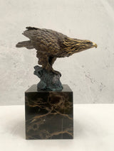 Bronzefigur-Tierfigur-Bronze Adler auf Marmorsockel mit Künstlersignatur