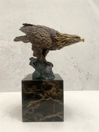 Bronzefigur-Tierfigur-Bronze Adler auf Marmorsockel mit Künstlersignatur